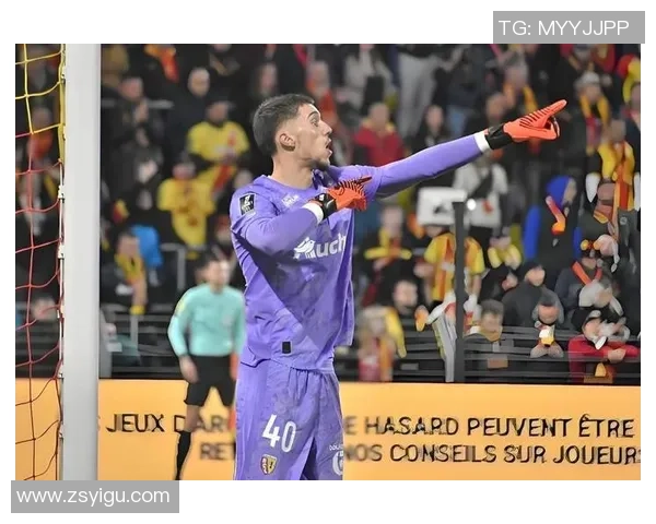 国王杯激战：巴黎圣日耳曼大胜那不勒斯红牌争议引发全场热议