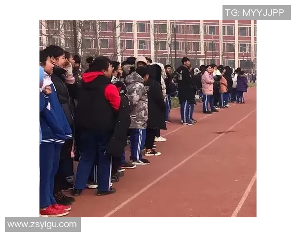 姚明大灌篮展现篮球巨星风采引发全场热烈欢呼与赞叹