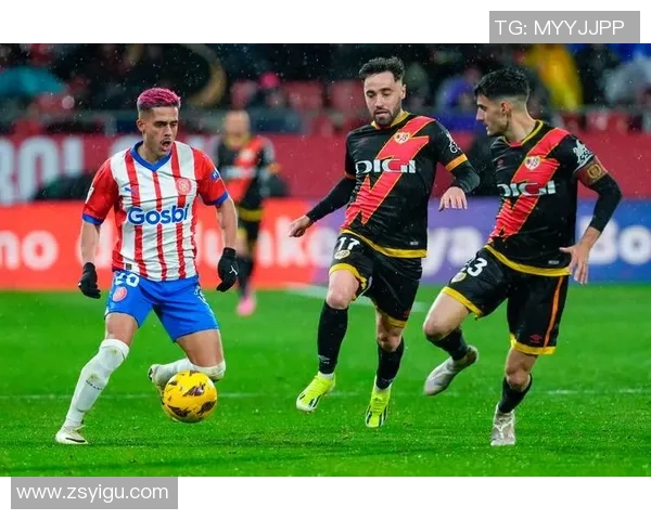 西甲激战:那不勒斯大胜里昂乌龙球引发全场狂欢 西甲激战:那不勒斯大胜里昂乌龙球引发全场狂欢